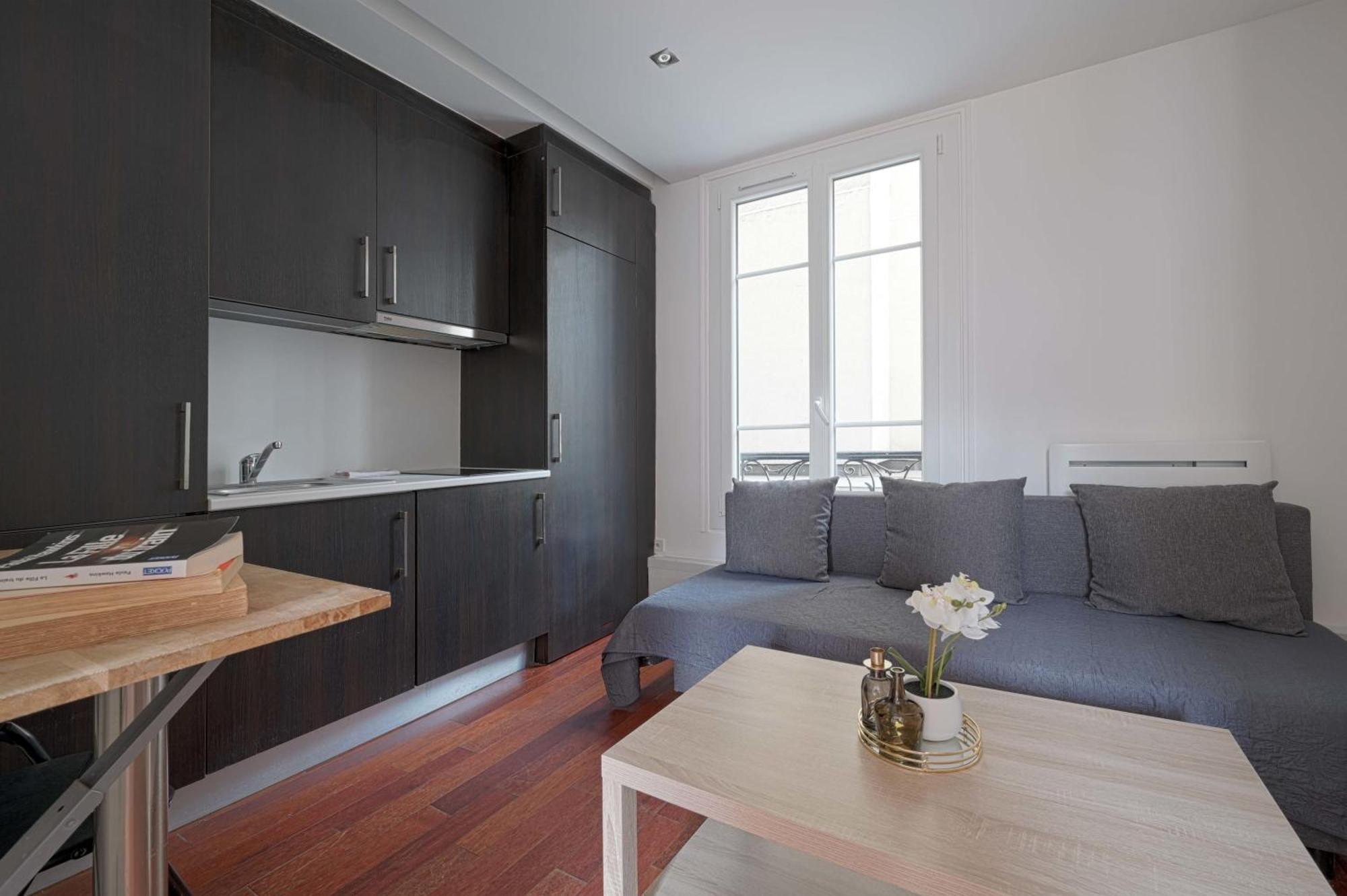 Small Studio Next To Invalides * Parijs
