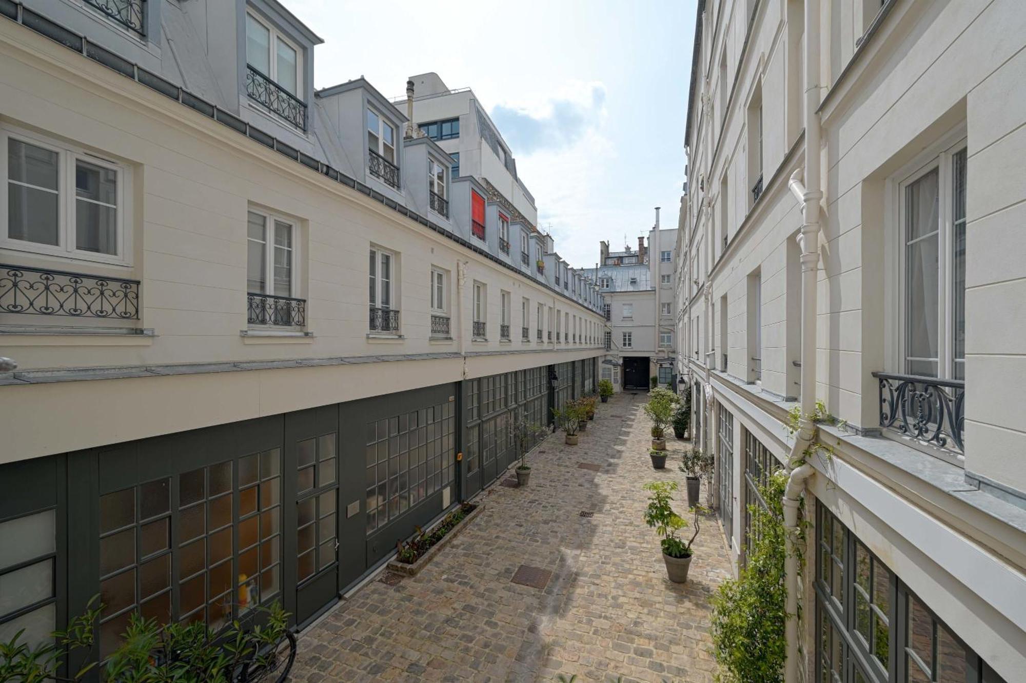 Small Studio Next To Invalides Parijs